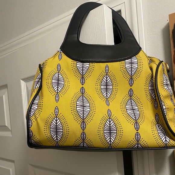 Medium size handbag with removable shoulder strap. - Picture 2 of 2